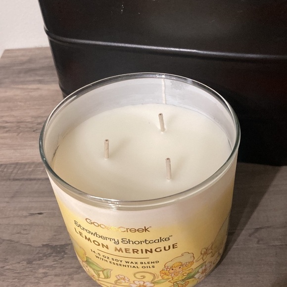Goose Creek STRAWBERRY SHORTCAKE LEMON MERINGUE 14.5 OZ SOY WAX 3 WICK CANDLE - Picture 2 of 8